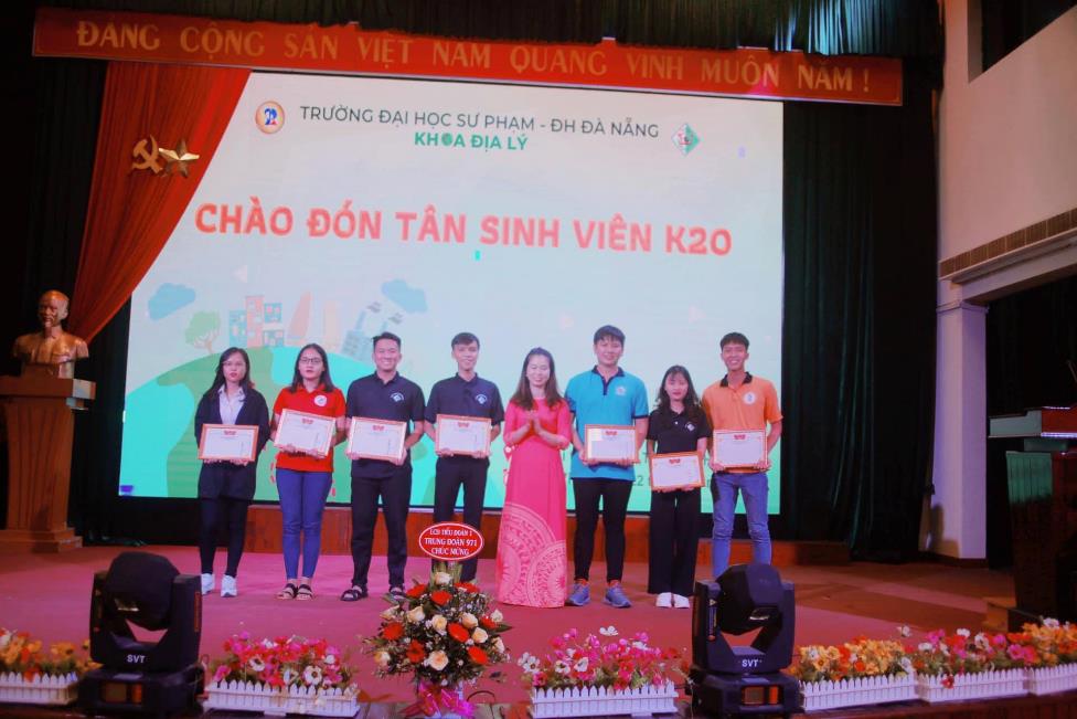 TS Trần Thị Ân trao giấy khen cho các sinh viên có kết quả học tập tốt (Ảnh: LCĐ Khoa Địa lí)